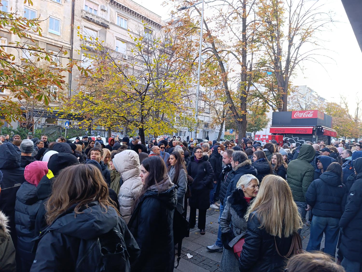 "Dobili smo nepristojnu ponudu": Protest đaka i roditelja Pete beogradske gimnazije zavr&scaron;en ispred Ministarstva prosvete (FOTO) 5