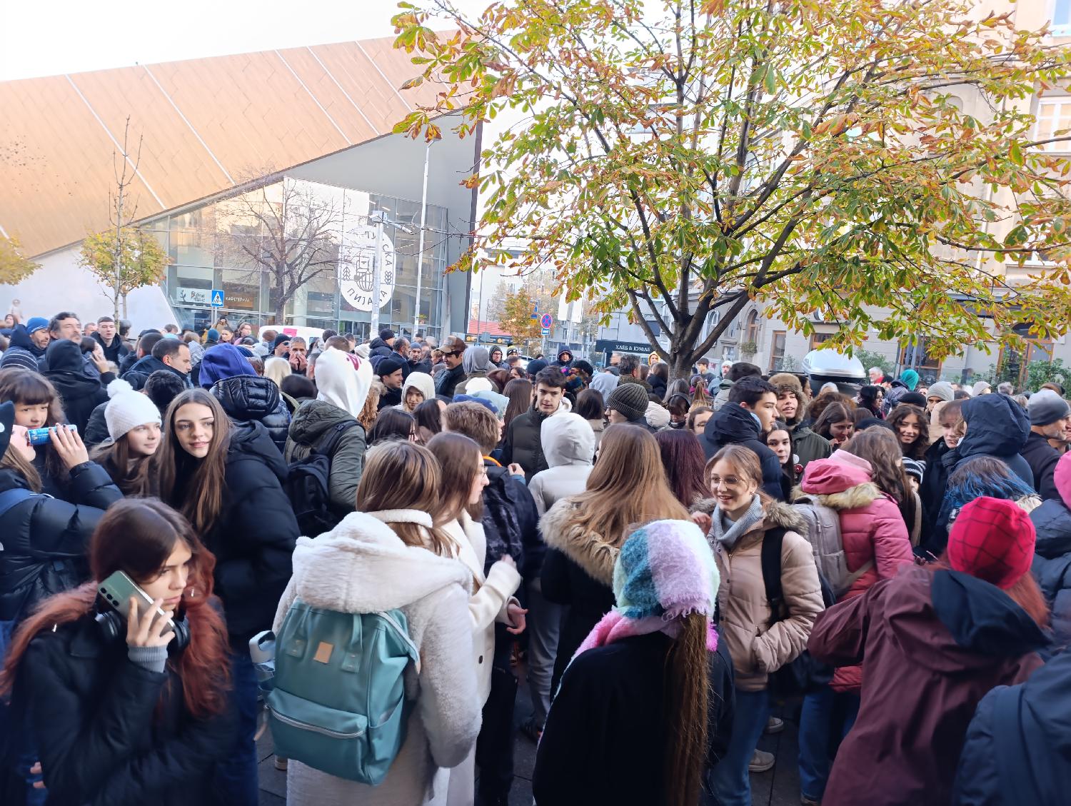 "Dobili smo nepristojnu ponudu": Protest đaka i roditelja Pete beogradske gimnazije zavr&scaron;en ispred Ministarstva prosvete (FOTO) 4