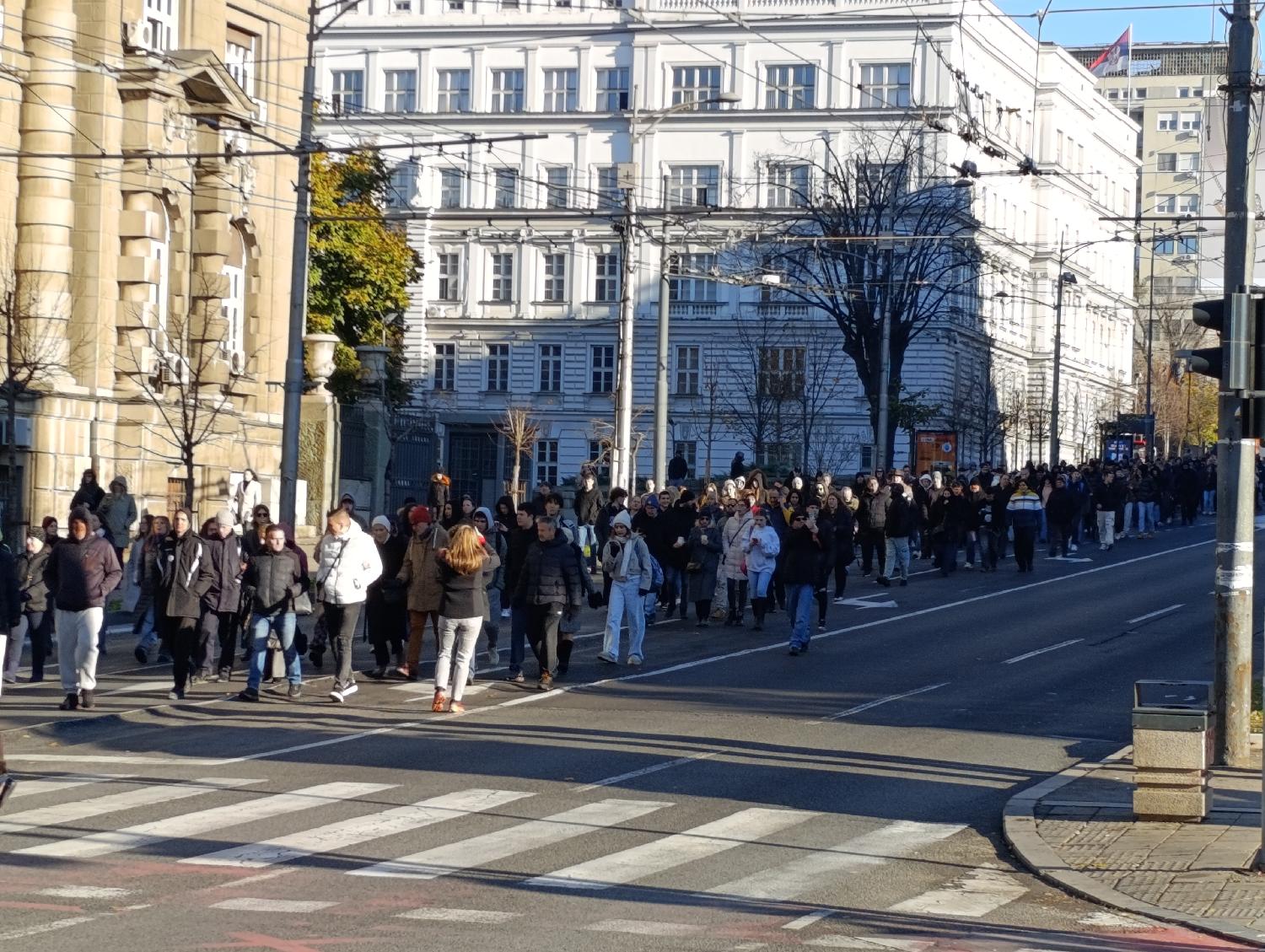 "Dobili smo nepristojnu ponudu": Protest đaka i roditelja Pete beogradske gimnazije zavr&scaron;en ispred Ministarstva prosvete (FOTO) 3