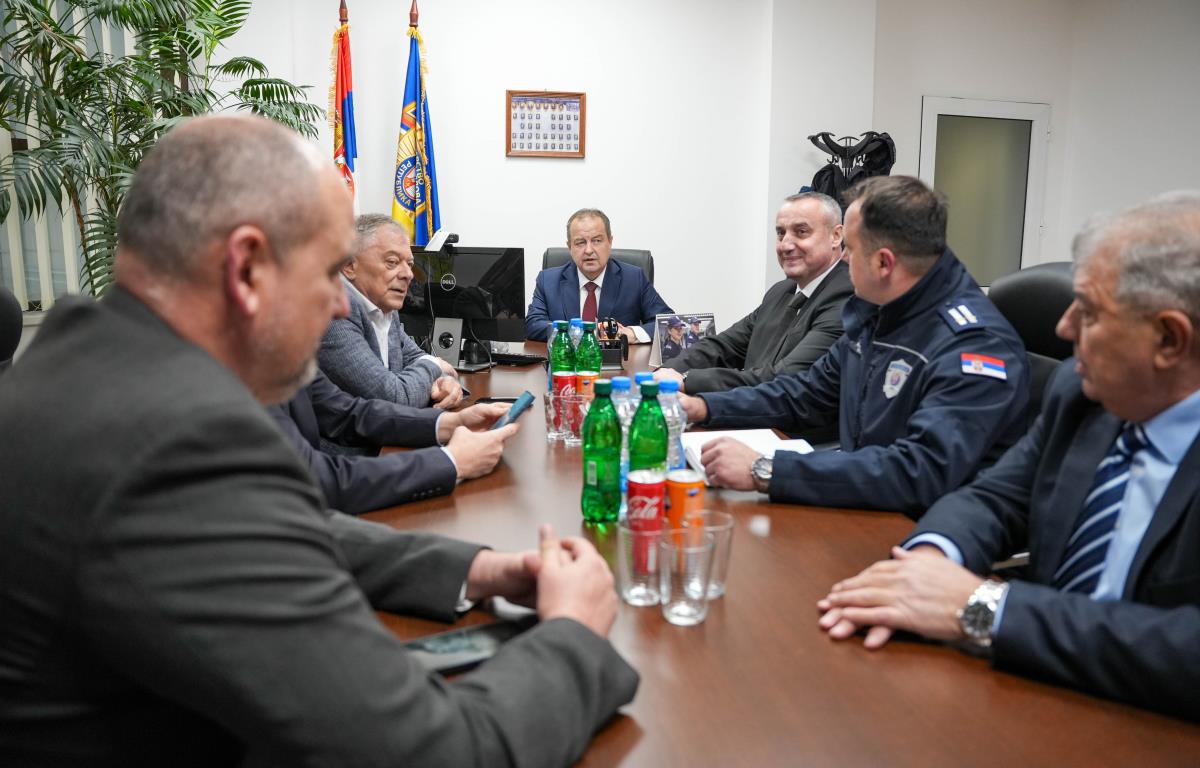 MINISTAR DAČIĆ OTVORIO NOVI OBJEKAT VATROGASNO-SPASILAČKOG ODELJENJA U NEGOTINU: Efikasnija zaštita građana kroz unapređenje infrastrukture i opreme (FOTO) 13