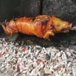 Cene mesa i pečenja uoči slava otišle u nebo! Kilo prasetine 2.500 dinara, jagnjetina još skuplja: Pečenjare jo imaju i jedan zahtev 17509352391676978192pecenjara jezevica nemanja smiljanicprase2 1