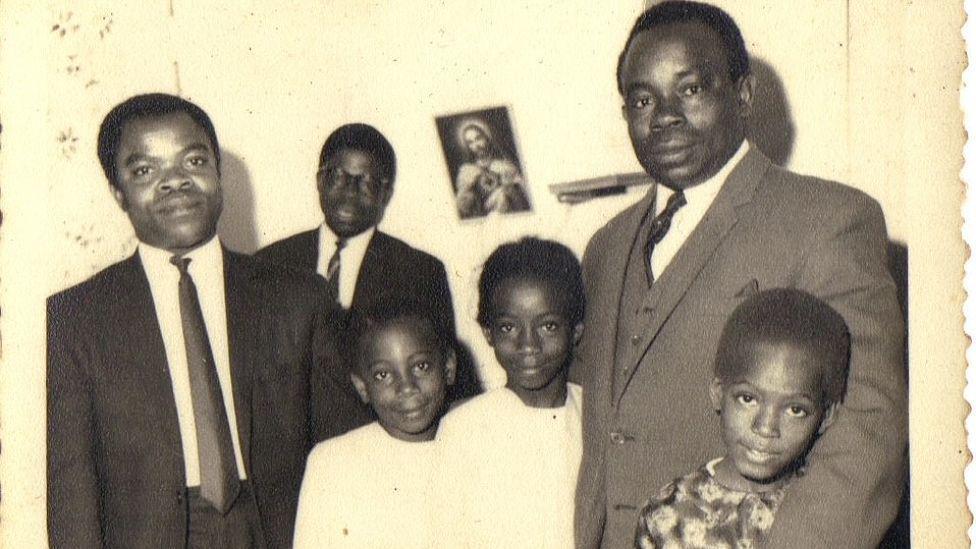 Crno-bela fotografija na kojoj su tri starija mu&scaron;karca i troje male dece