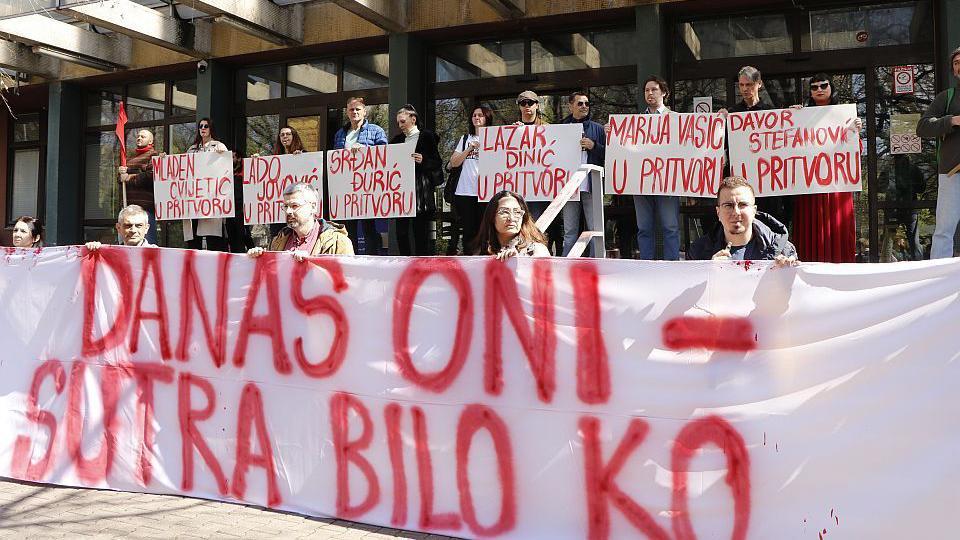 Skup podr&scaron;ke optuženima ispred suda u Novom Sadu