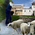Magistar biologije čuva ovce u ovom srpskom manastiru: Starac Radivoje mir pronašao u svetinji (FOTO) 583334675 1389104126555160 6735678535498663861 n copy