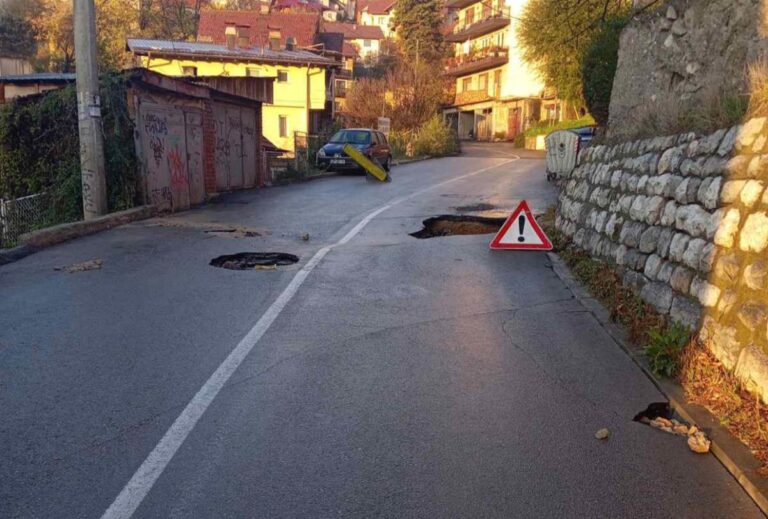 Pucanje cevi za vodu u Beogradskoj ulici 2