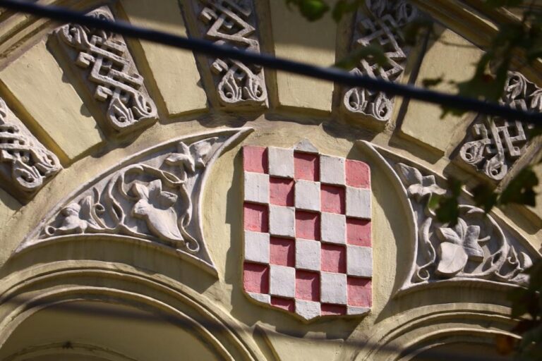 Sahovnica na zgradi Fizickog fakulteta