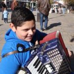 STEFAN SVOJOM HARMONIKOM ODMALENA ZARAĐUJE ZA DŽEPARAC: I tako već 6 godina! Kad zasvira, tako razgali prolaznike da se uhvate i u kolo! (VIDEO) Screenshot 2025 11 19 134250