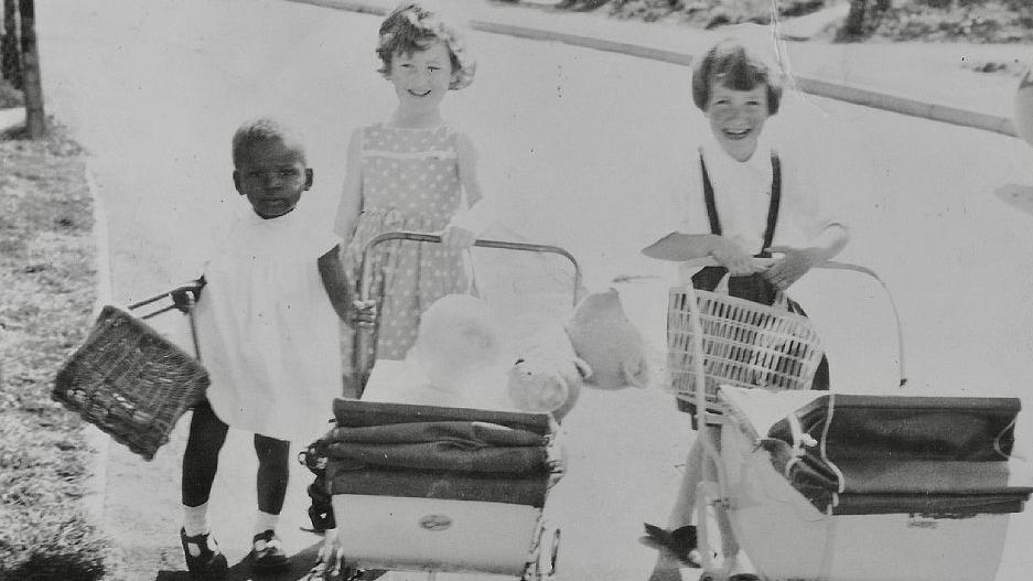 Crno-bela fotografija četvorogodi&scaron;nje Idžeome sa dve devojčice