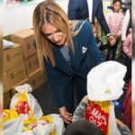 DA SVAKOM DETETU PRUŽIMO PRILIKU ZA BEZBRIŽNO DETINJSTVO: Ministarka Stamenkovski podelila paketiće deci u Mionici milica djurdjevic stamenkovski 2