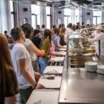 Šta jedu studenti za 120 dinara: U menzi od palačinki, pica i mafina do pečenja, ribe i rižota! Za božićni post posebna ponuda! shutterstock 2187007745