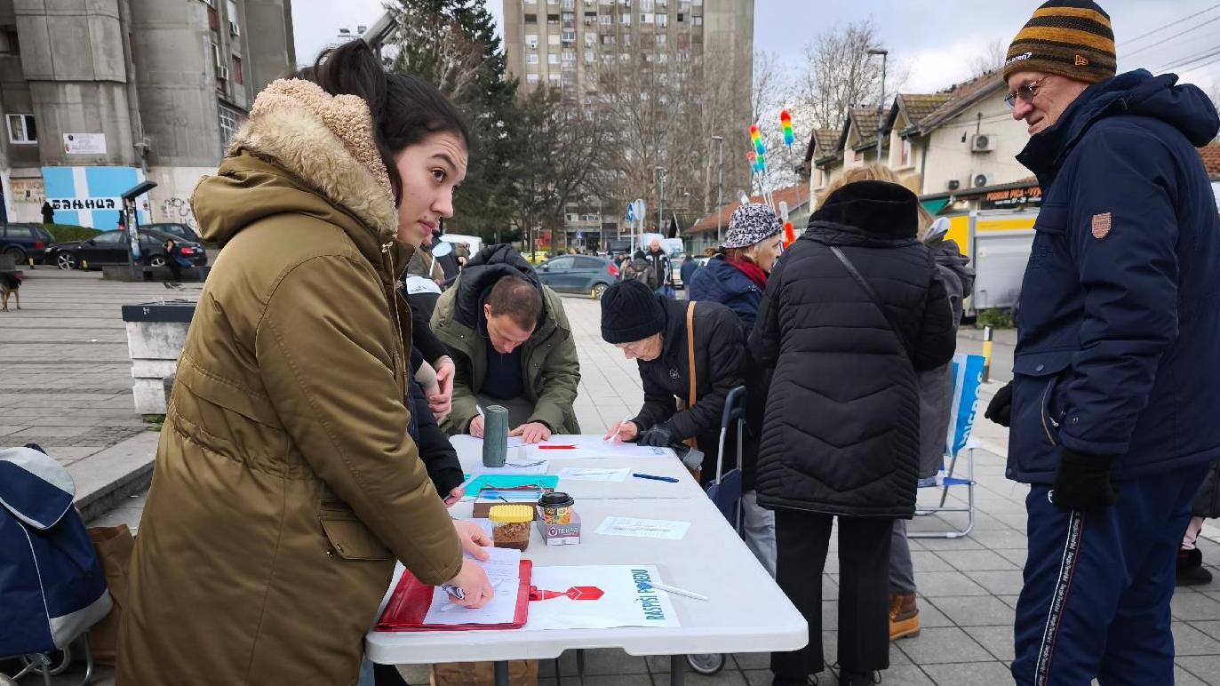 građani daju potpise u Beogradu