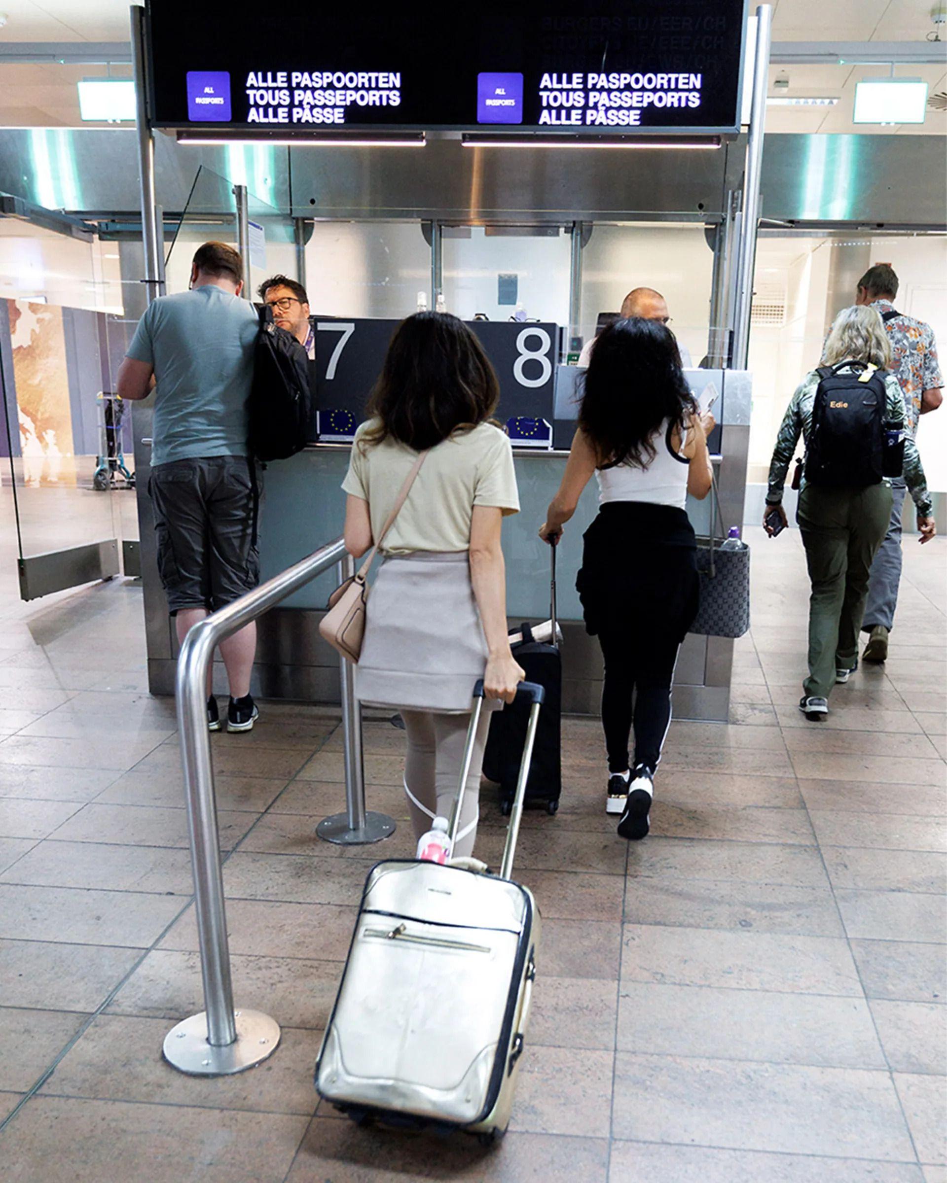 Paso&scaron;ka kontrola na aerodromu i nekoliko putnika sa koferima