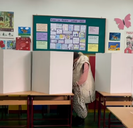 devojka prodaje vozačke dozvole na veliko lažna auto škola žena za volanom tiktok