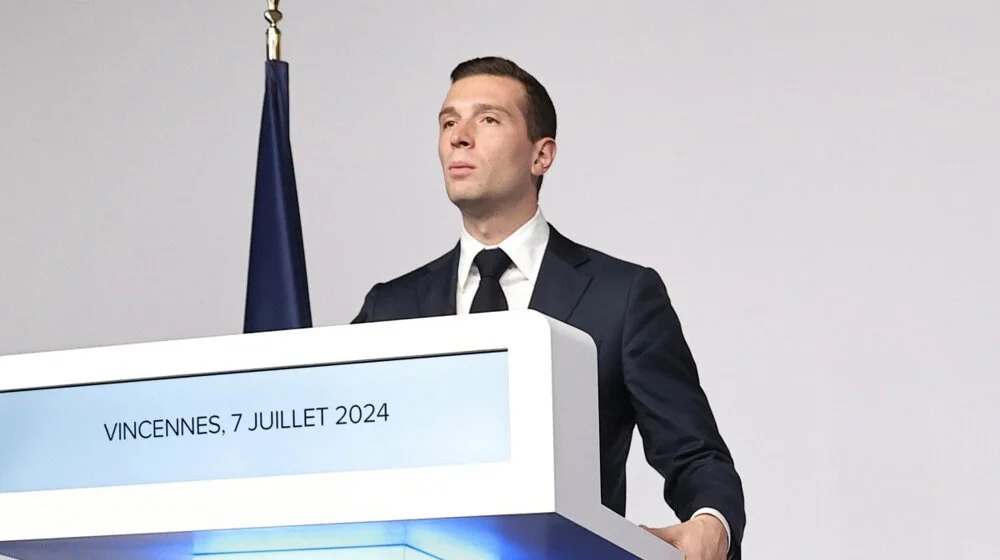 U Francuskoj &scaron;est meseci uslovne zatvorske kazne zbog razbijanja jajeta o glavu lidera desničarske stranke 8