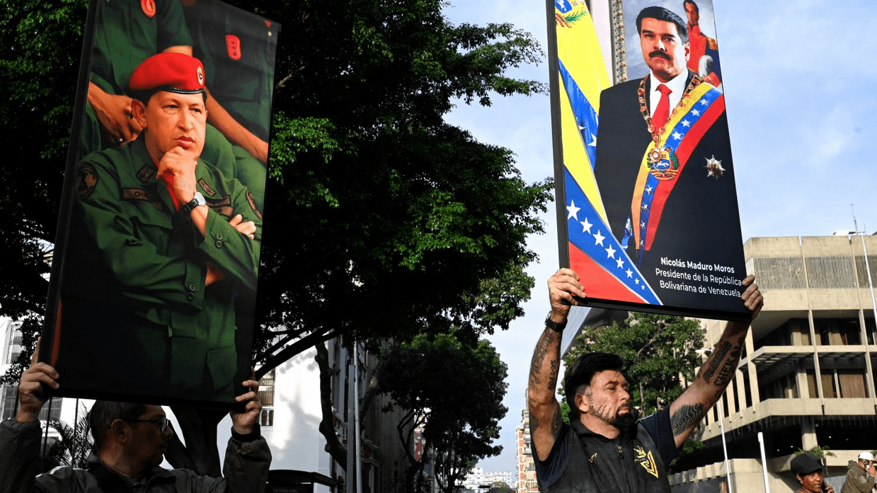 Pristalice Madura u Karakasu drže fotografije njega i njegovog prethodnika Uga Čaveza na protestu posle akcije SAD, 3. januar
