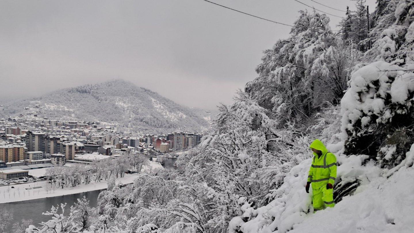 Radnik u odelu name&scaron;ta strut