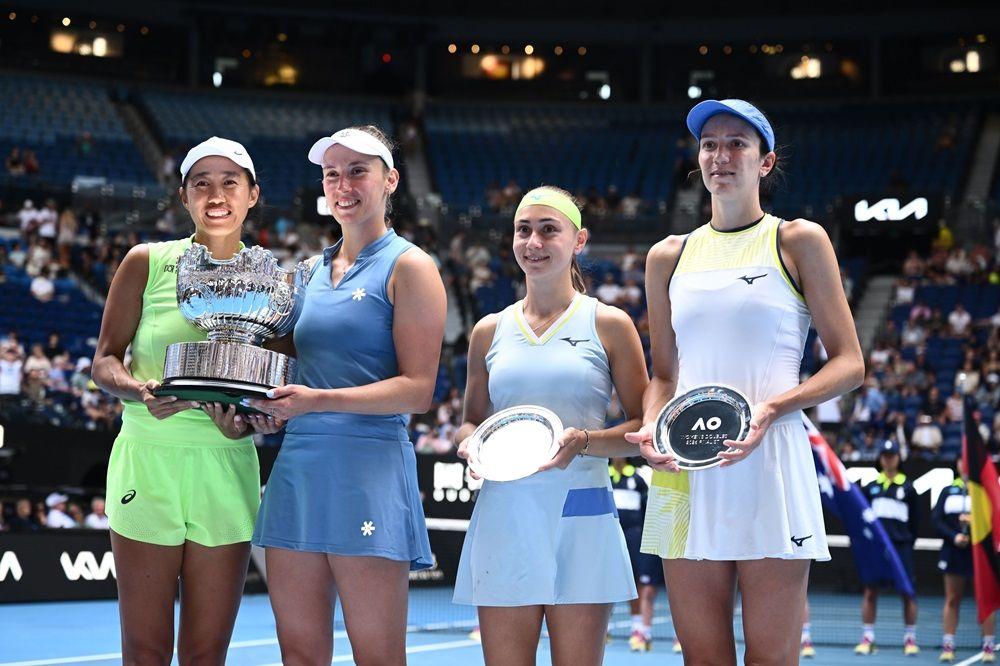 finale ženskog dubla na australijan openu, aleksandra krunić i ana danilina sa vice&scaron;ampionskim peharima