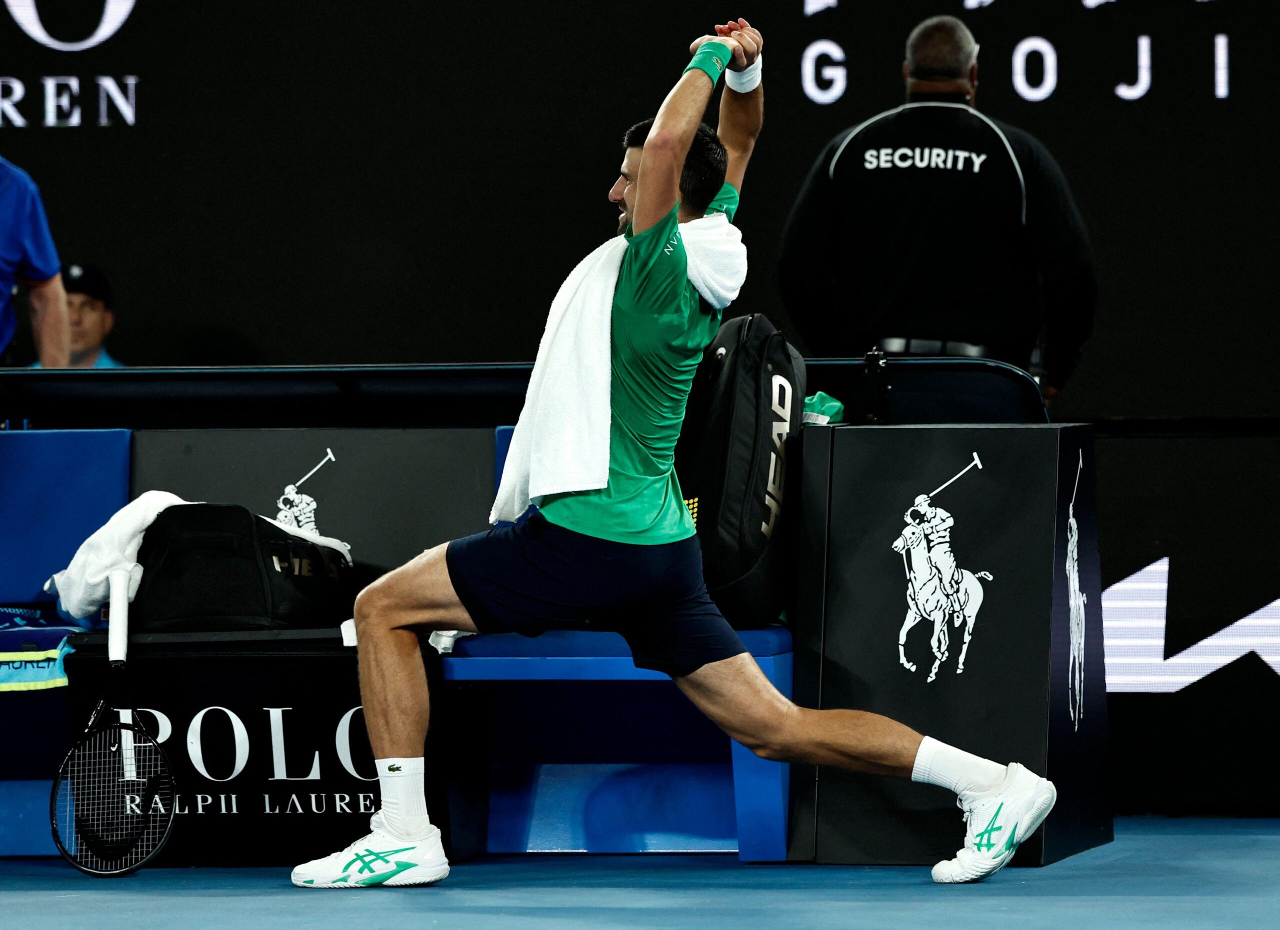 novak đoković, novak djoković, novak djokovic, novak đoković se isteže pored terena