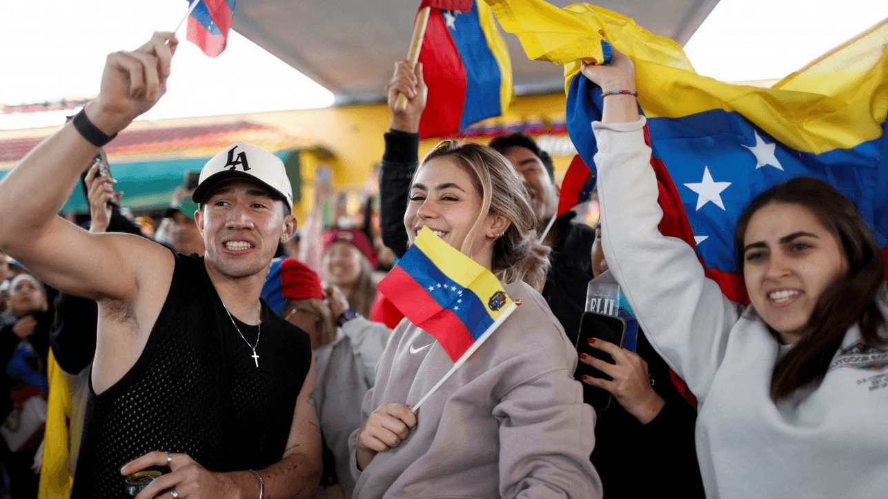 Ljudi drže zastave Venecuele i slave
