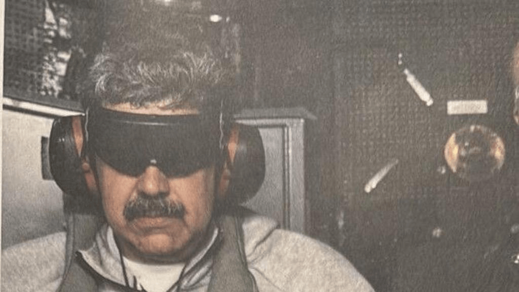 Nikolas Maduro sa crnim povezom na očima i audio slu&scaron;alicama za izolaciju od zvuka