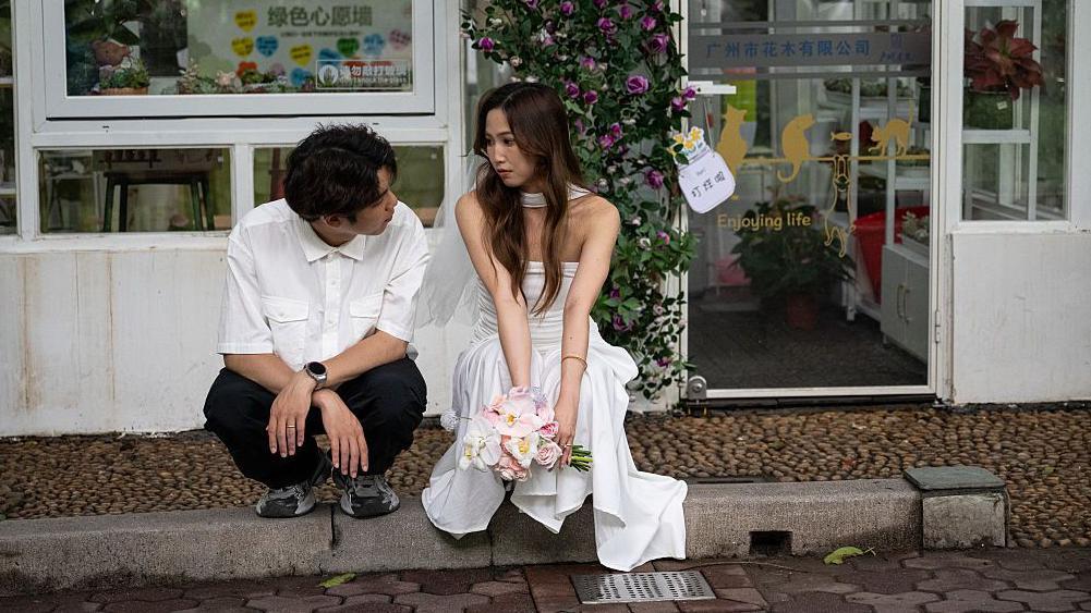 Par se fotografi&scaron;e ispred Biroa za civilne poslove 20. maja 2025. godine u Guangdžouu, provincija Guangdong u Kini