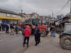 Da je ovo normalna zemlja, mi ne bismo ni bili ovde: Reporter Danasa sa poljoprivrednicima na blokadama u &Scaron;umadiji (FOTO) 2