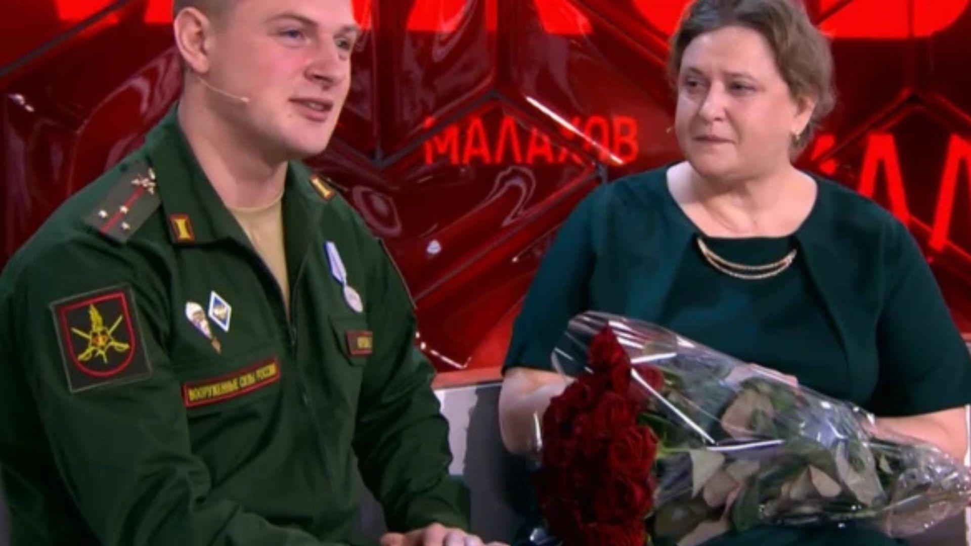 Mu&scaron;karac sedi pored žene u studiju