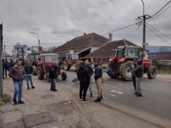 Da je ovo normalna zemlja, mi ne bismo ni bili ovde: Reporter Danasa sa poljoprivrednicima na blokadama u &Scaron;umadiji (FOTO) 3