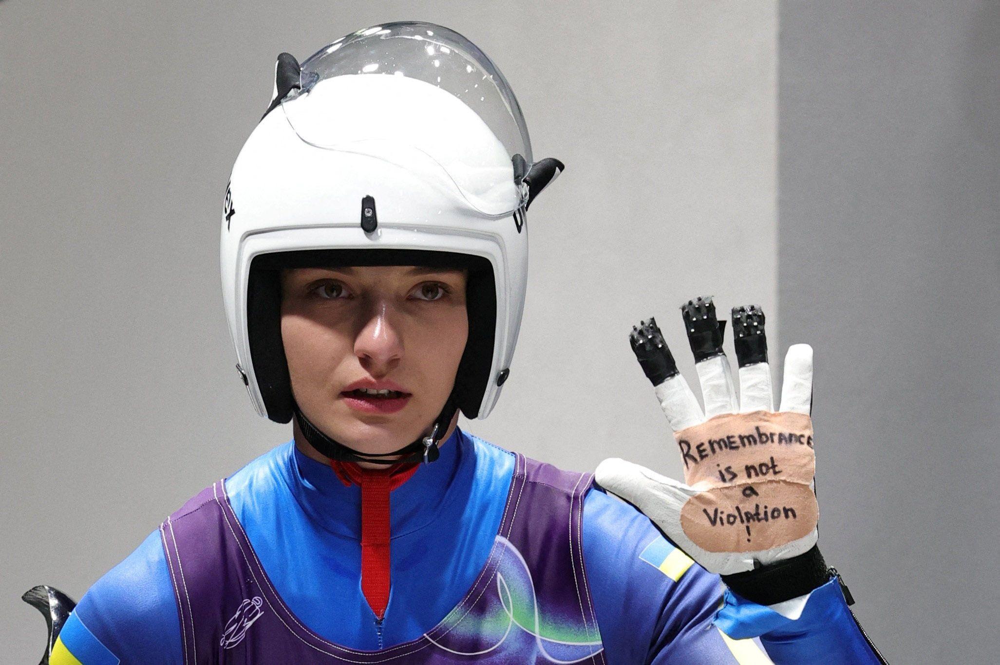 drugi ukrajinski olimpijci, poput Olene Smah, takmičarke u sankanju, dali su podr&scaron;ku njjihovom kolegi. Ona je na rukavici ispisala: 'Sećanje nije kr&scaron;enje pravila', aludirajući na odluku MOK-a o zabrani kacige, devojka nosi rukavicu na kojoj je ispisana poruka