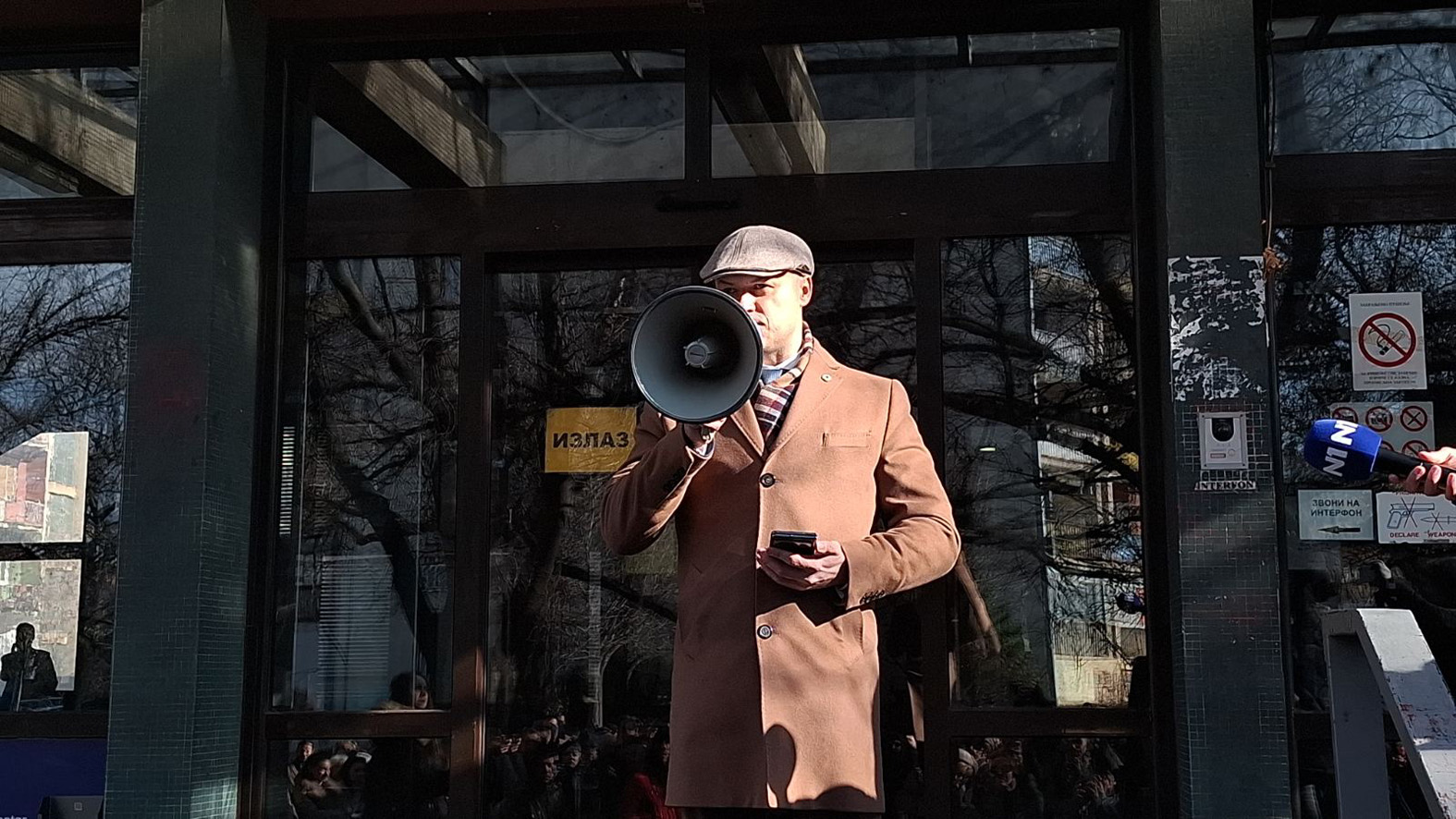 UŽIVO Protest u Novom Sadu zbog Mrdićevih zakona: "Kome smeta nezavisno sudstvo, kome smeta samostalno tužila&scaron;tvo?" (FOTO; VIDEO) 2