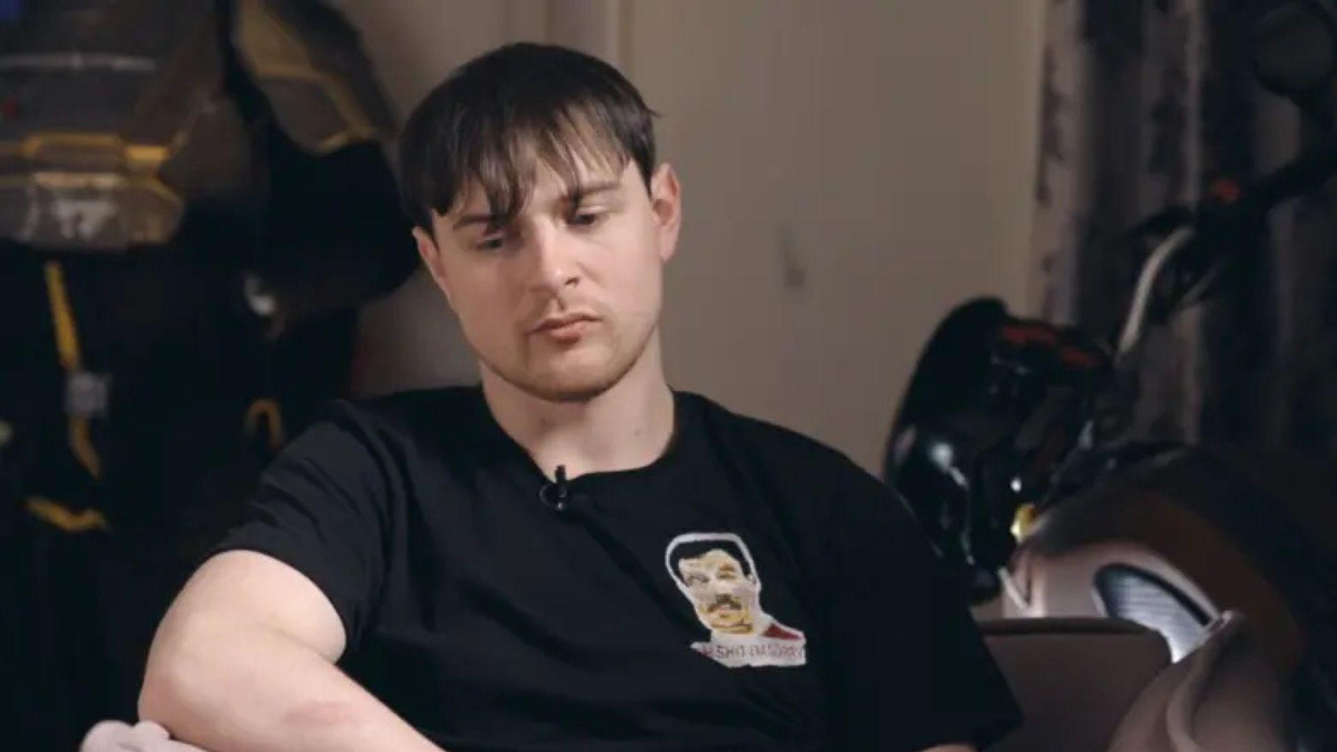 Mu&scaron;karac u crnoj majici sedi