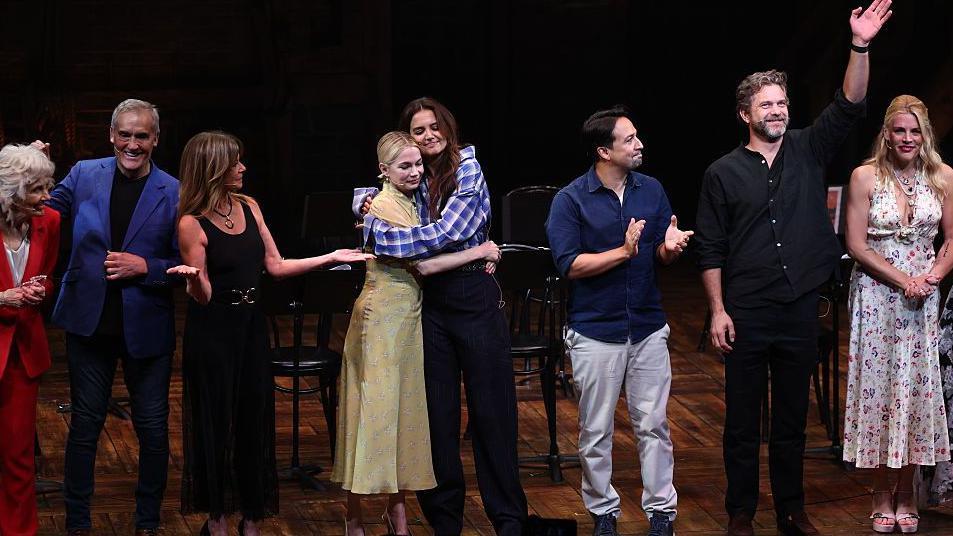 Glumci iz serije Dosonov svet, Mi&scaron;el Vilijams i Kejt Holms se grle