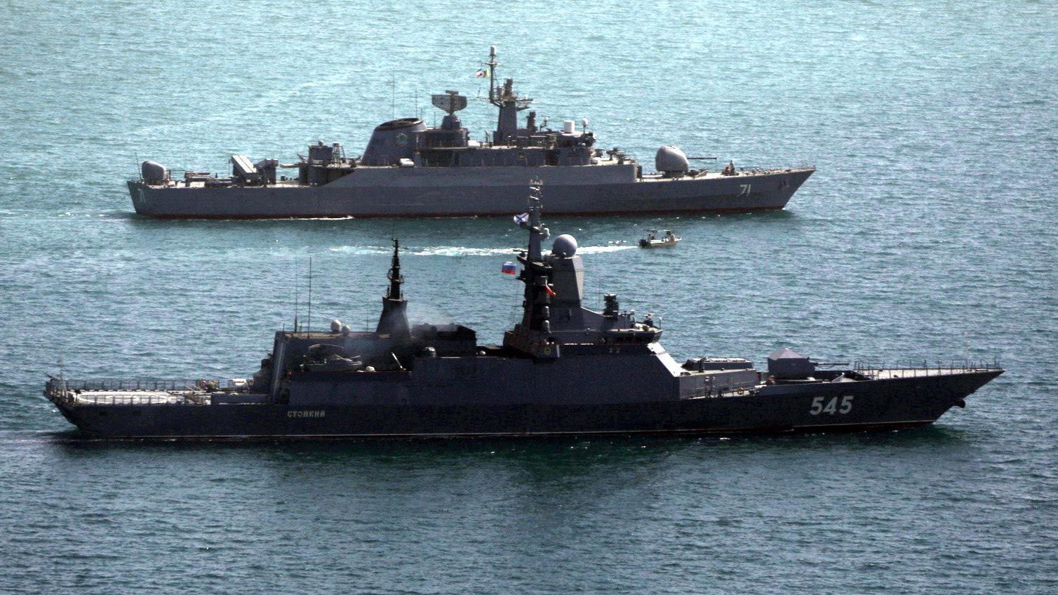 Dva vojna broda i mali čamac plove morem