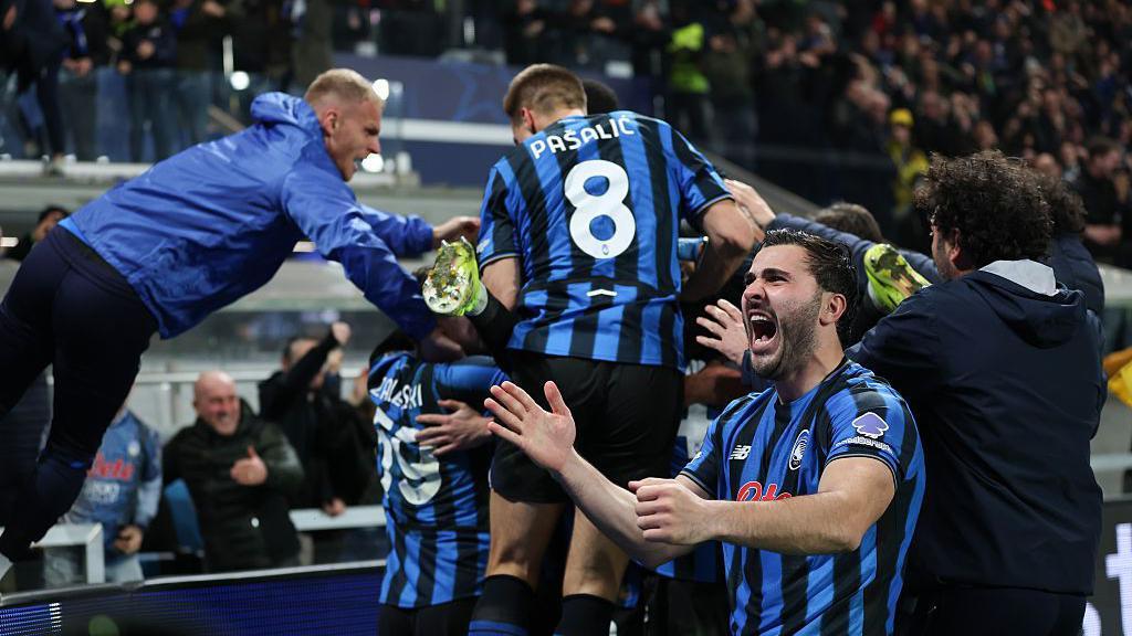 fudbaleri Atalante slave pobedu na Borusijom Dortmund