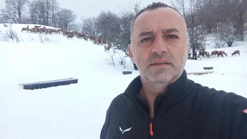 rendžer Laze u prvom planu, nosi crnu duksericu, u pozadini su jeleni i drveće bez li&scaron;ća