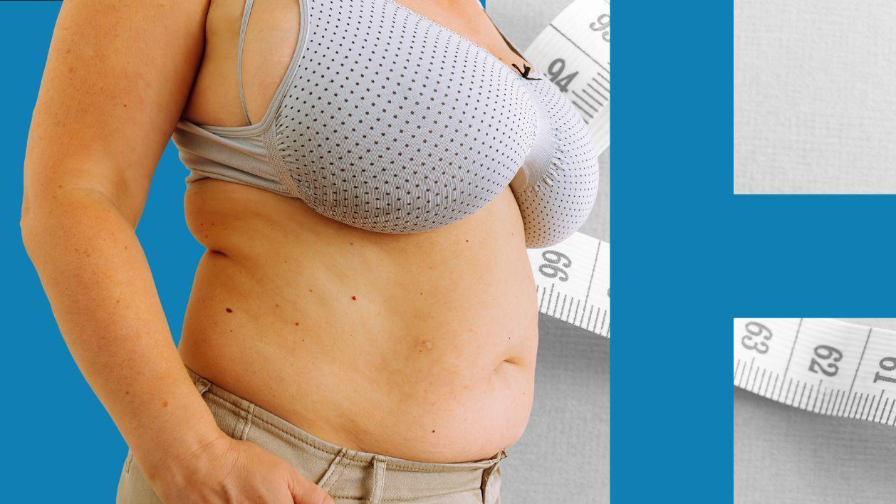 Žena nosi veliki sivi brushalter. Iza nje su plava pozadina i metar