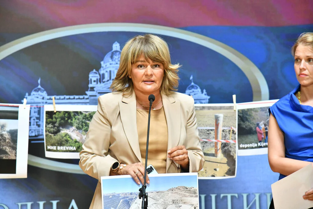 Izve&scaron;tavanje o broju građana na mitingu SNS, kao u vicu o kanisteru od 15 litara u koji staje 30: Koliko je bilo ljudi u Areni u subotu? 4