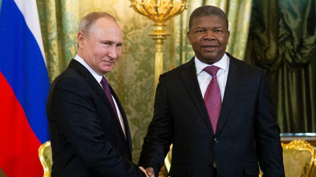 Dvojica mu&scaron;karaca u odelima se rukuju, putin i predsednik angole