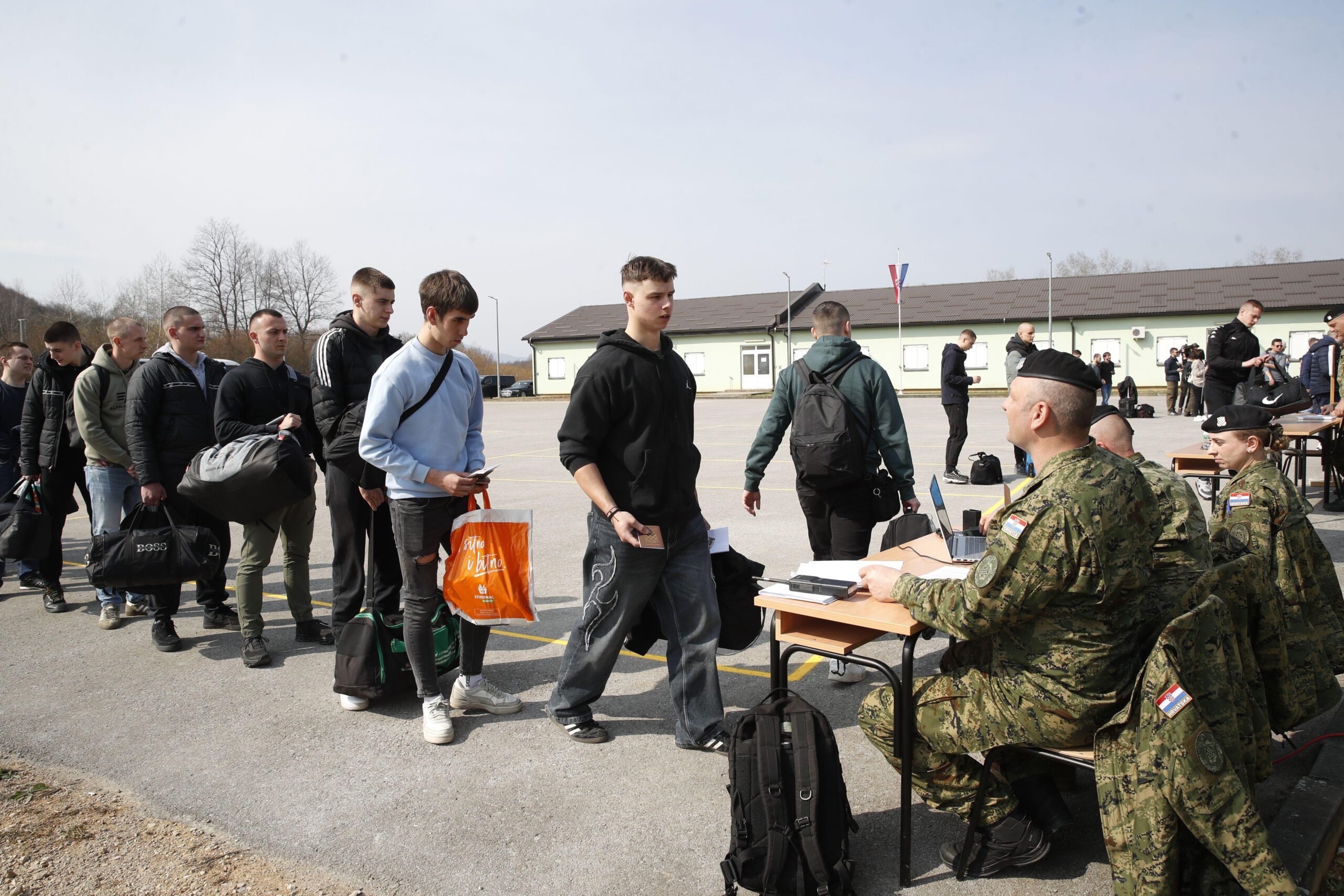 vojni rok u hrvatskoj, regruti se prijavljuju na obuku u hrvatskoj vojsci