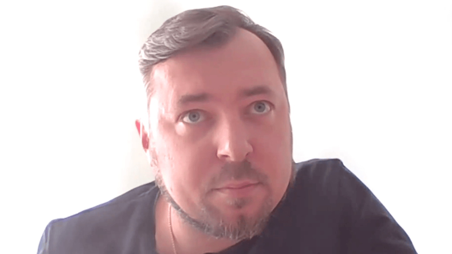 Mu&scaron;karac u crnoj ko&scaron;ulji