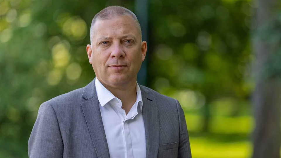 Izve&scaron;tavanje o broju građana na mitingu SNS, kao u vicu o kanisteru od 15 litara u koji staje 30: Koliko je bilo ljudi u Areni u subotu? 5