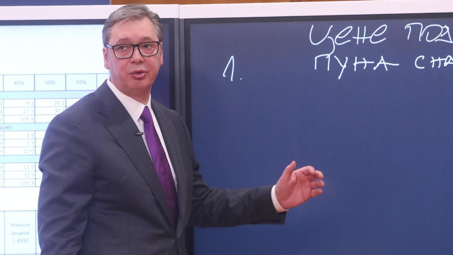 vučić pred tablom