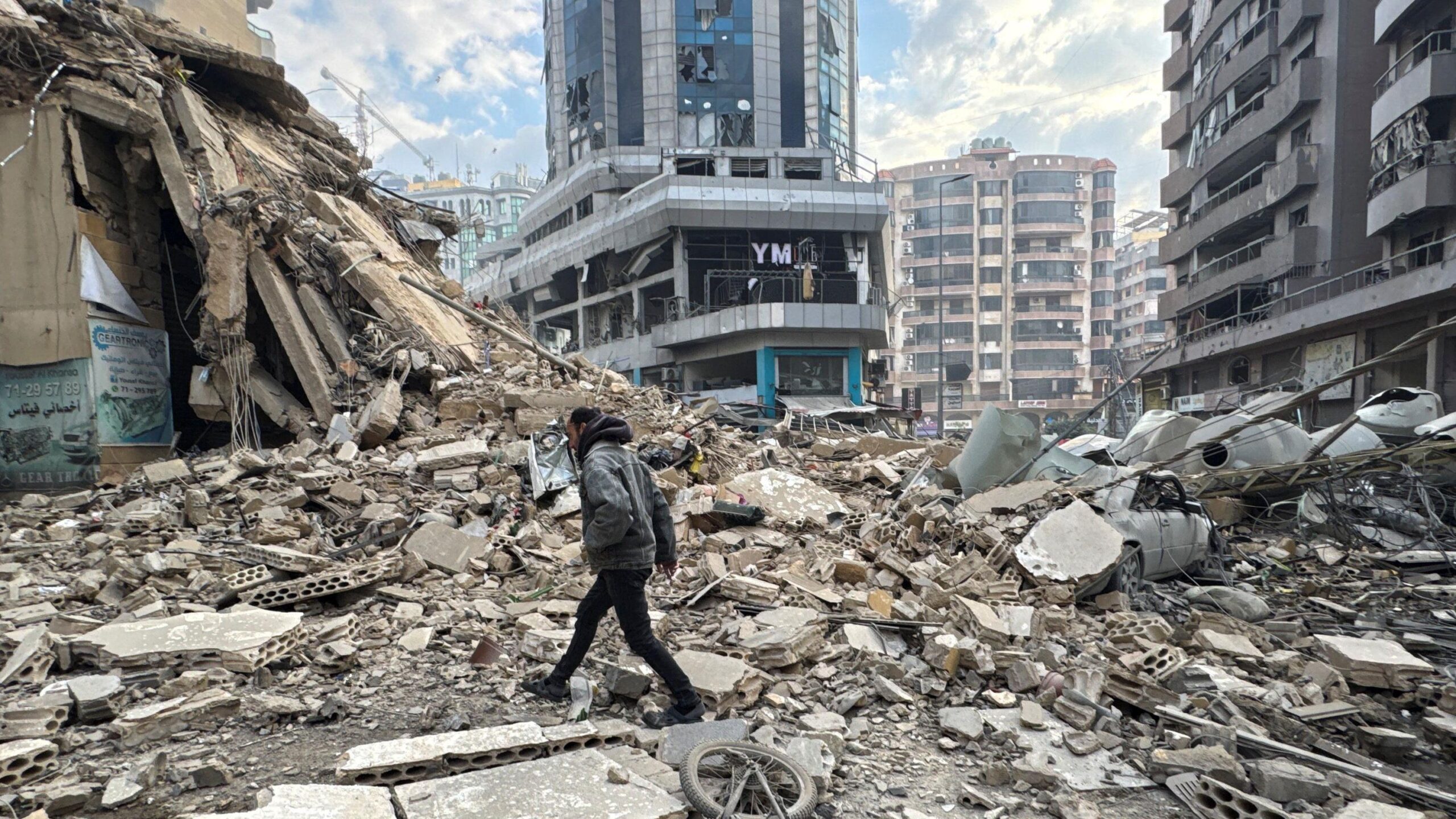 Čovek hoda po ru&scaron;evinama