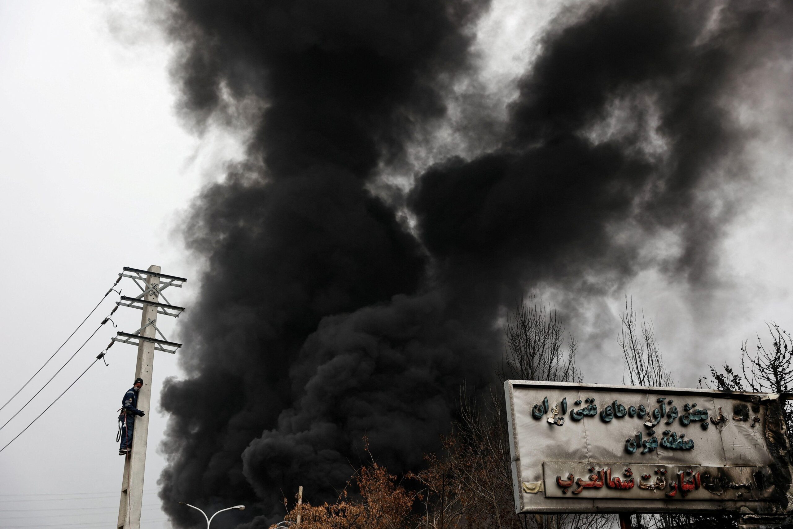 Gust crni dim iznad pogođenog naftnog postrojenja u &Scaron;ahranu, predgrađu Teherana