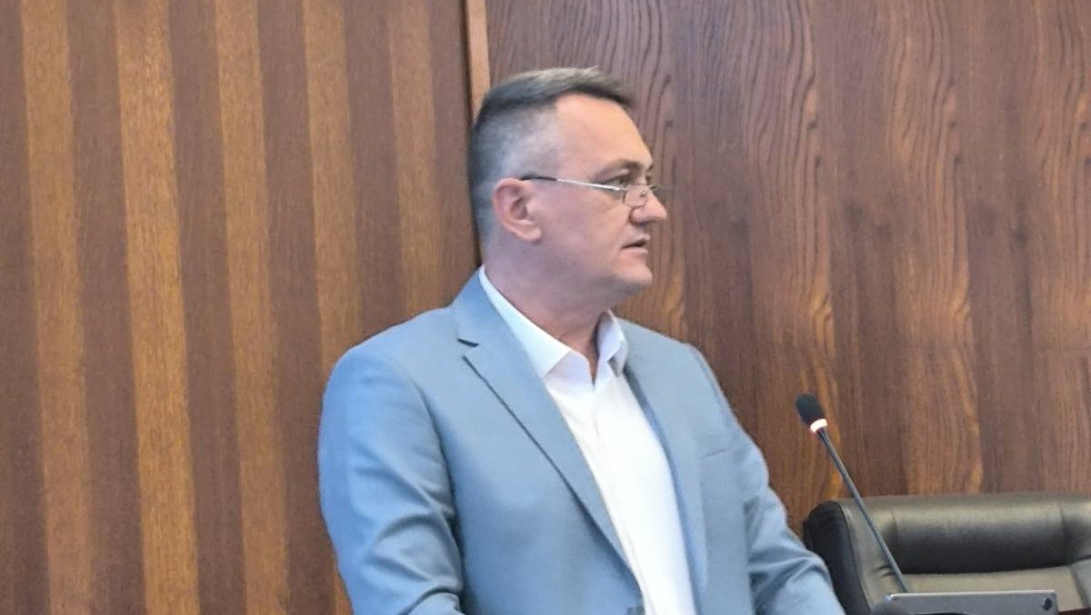 Izve&scaron;tavanje o broju građana na mitingu SNS, kao u vicu o kanisteru od 15 litara u koji staje 30: Koliko je bilo ljudi u Areni u subotu? 3