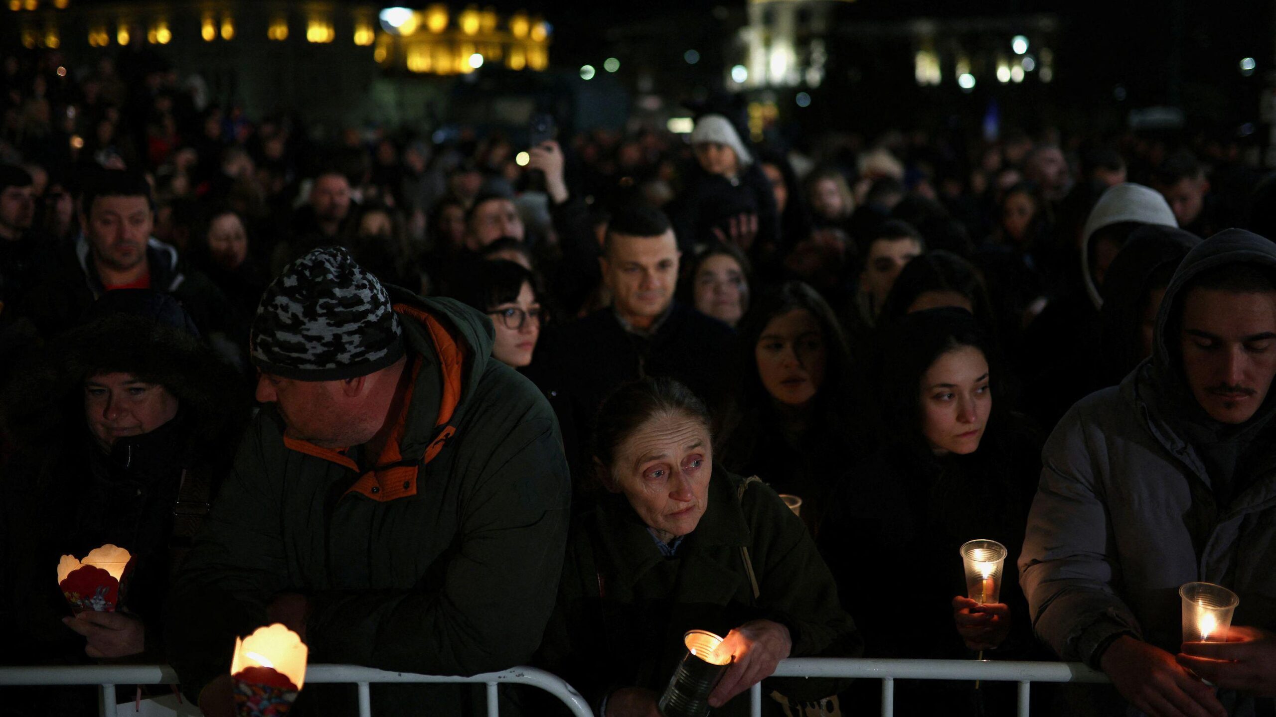 Ljudi prisustvuju pravoslavnom uskr&scaron;njem bdeniju ispred katedrale Svetog Aleksandra Nevskog u Sofiji, u Bugarskoj