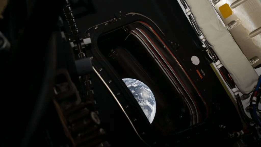 Vajzman je takođe napravio ovu fotografiju, pod nazivom &bdquo;Artemis Dva gleda na Zemlju&ldquo;, iz jednog od četiri glavna prozora letelice Orion