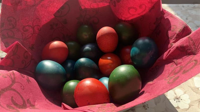 Nekoliko obojenih jaja u korpi