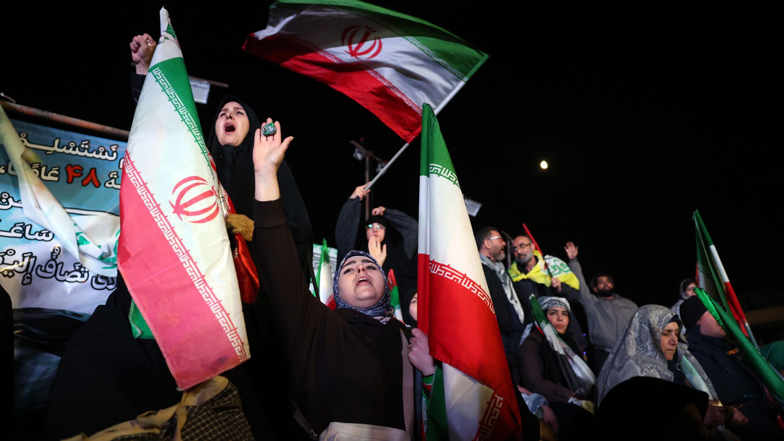 iranke se raduju sa zastavama u rukama