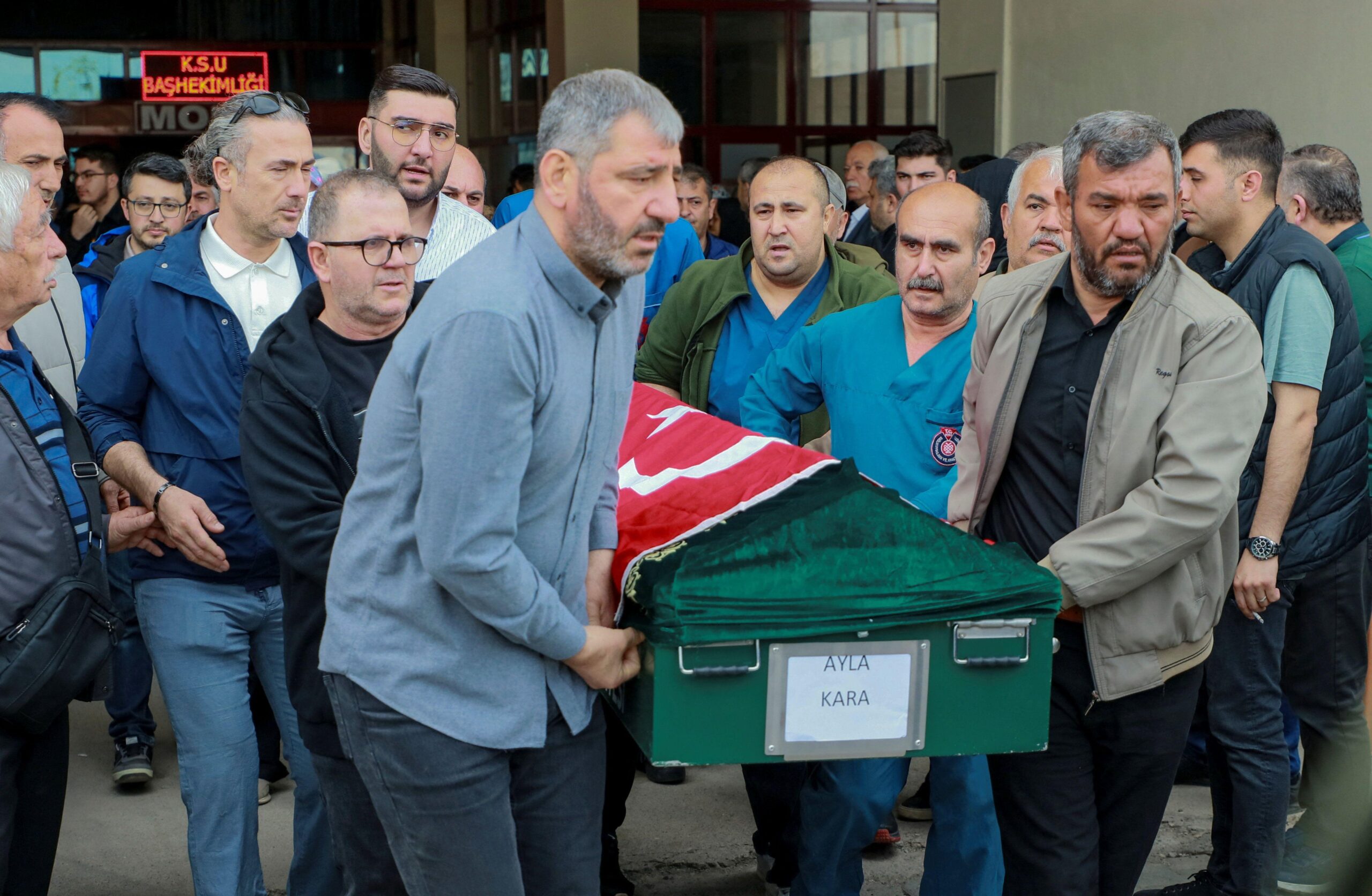 rodbina ubijenih u turskoj nosi sanduk, rodbina ubijenih u turskoj, pucnjava u turskoj, pucnjava u &scaron;koli u turskoj